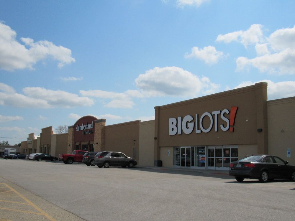 Galesburg, IL Redeveloped Retail Center: 1270 N Henderson St, Galesburg, IL 61401